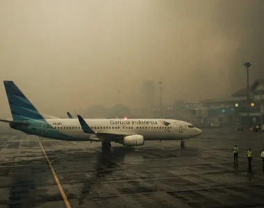 kabut tebal di area bandara yang mengakibatkan jadwal penerbangan tertunda dan perlu pemantauan reaktif menggunakan alat ukur kualitas udara