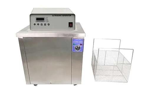 Unit industrial ultrasonic cleaner Amtast KS1030 dengan kapasitas tangki besar untuk pembersihan komponen mesin industri.